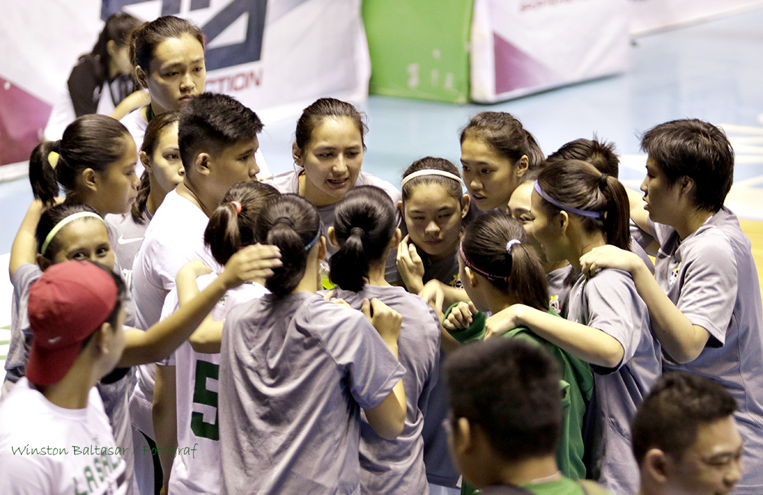 _S1A8139 Pre-game team huddle