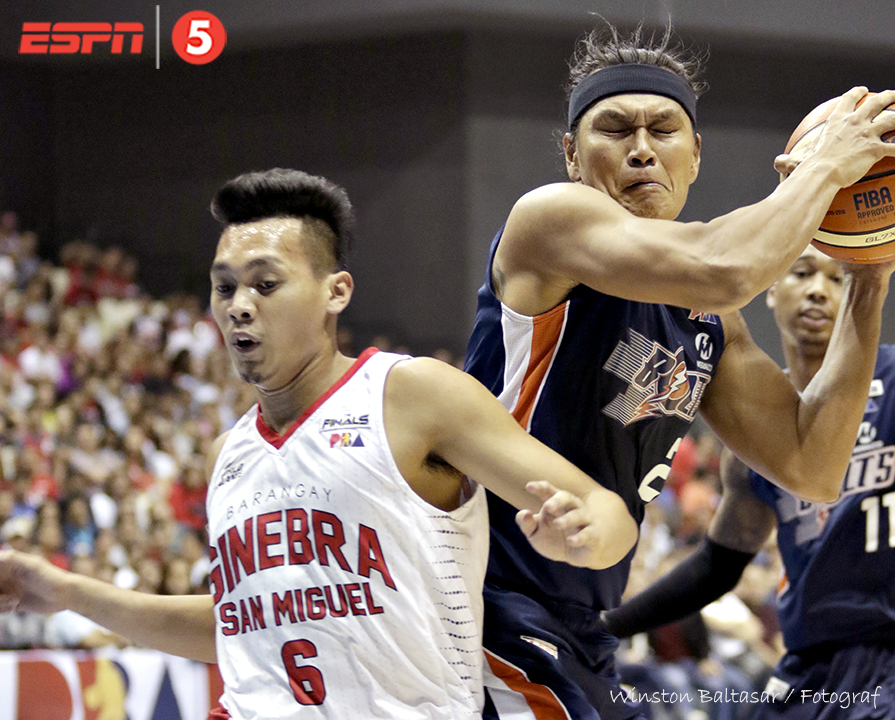 _S1A2172 Reynel Hugnatan beats Scottie Thompson for the rebound