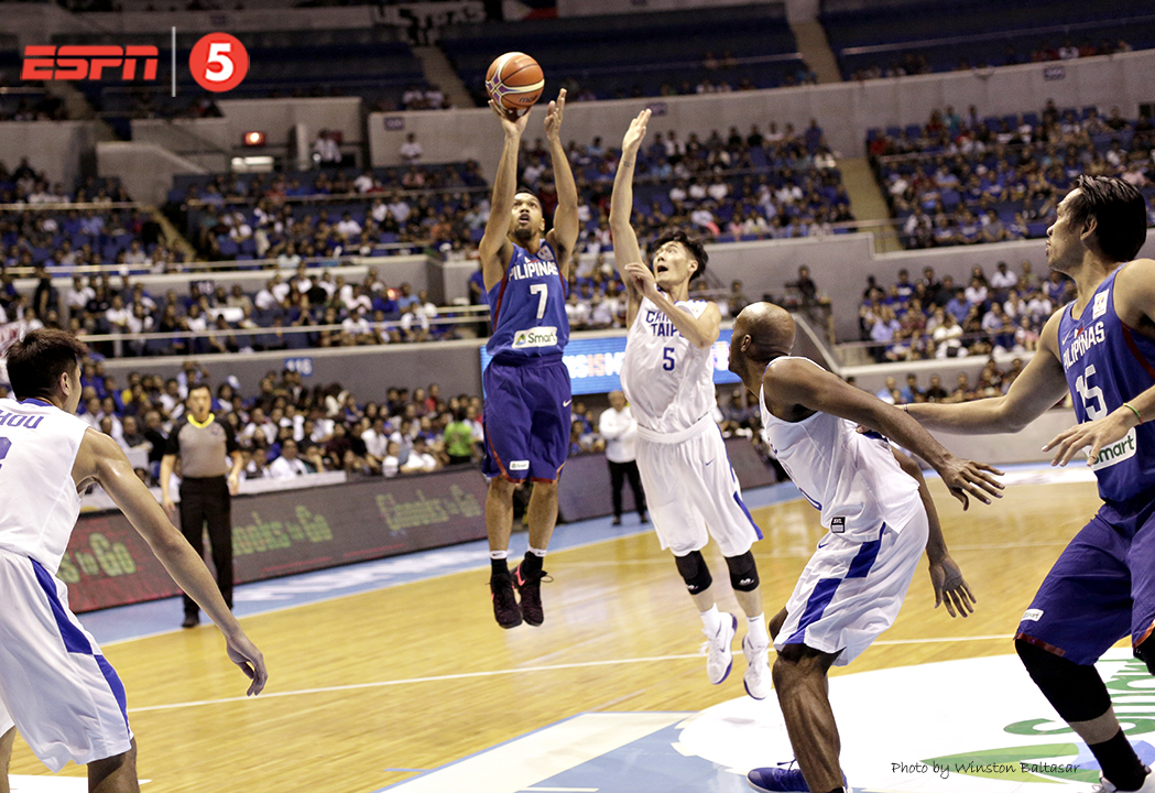 _P2A9862 Jayson Castro with a short stab